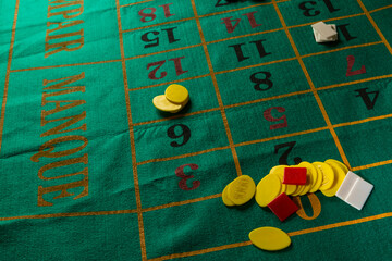 tavola da gioco per roulette con fiches colorate