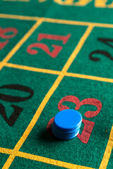 tavola da gioco per roulette con fiches colorate - obrazy, fototapety, plakaty