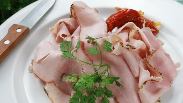 chiffonnade de jambon blanc dans une assiette