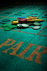 tavola da gioco per roulette con fiches colorate