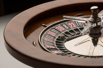 Roulette in legno isolata su sfondo 