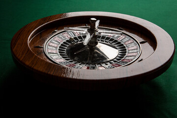 Roulette in legno isolata su sfondo verde