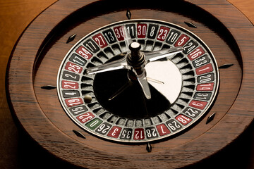 Roulette in legno isolata su sfondo legno
