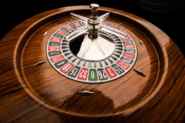 Roulette in legno isolata su sfondo nero