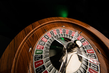 Roulette in legno isolata su sfondo nero