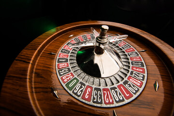 Roulette in legno isolata su sfondo nero