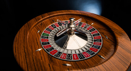 Roulette in legno isolata su sfondo nero
