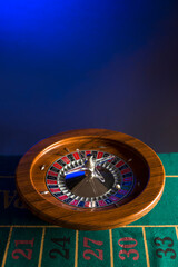 Roulette in legno isolata su sfondo blu