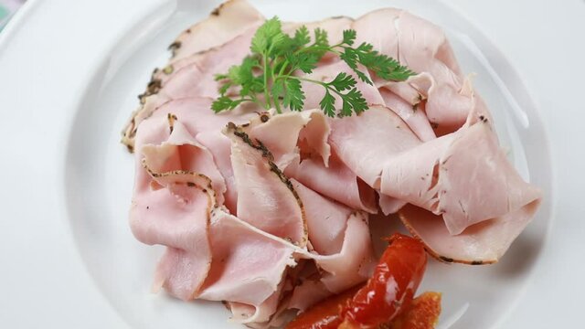 chiffonnade de jambon blanc dans une assiette