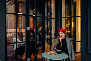 Obraz na płótnie Canvas Girl drinking coffee in the cafe.