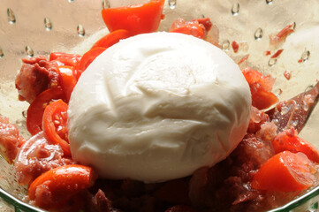 Preparazione dell' insalata caprese con carne in scatola ft0209_0258 Bereiding van de caprese salade met vlees uit blik