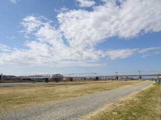 河川敷と高架橋