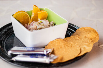 Ceviche de pescado con tostadas