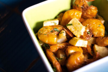 Camarones a la diabla con papas