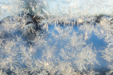 Eisblumen an Fensterscheibe im Winter