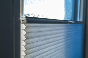 Eisblumen an Fensterscheibe im Winter