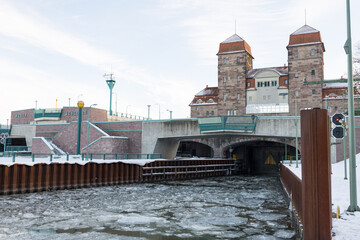 Schachtschleuse und Weserschleuse in Minden mit Eisschollen