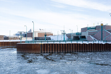 Schachtschleuse und Weserschleuse in Minden mit Eisschollen
