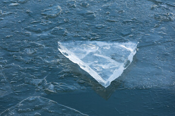 Eisschollen und dünne Eisschicht