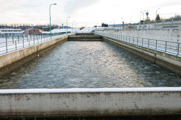 Schachtschleuse und Weserschleuse in Minden mit Eisschollen