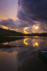amanecer  hermoso con nubes en un lago