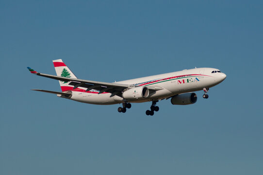 Avi&oacute;n de l&iacute;nea de MEA bimotor A330 aterrizando