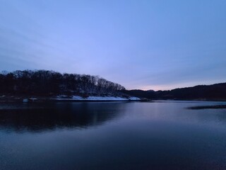 Fototapeta na wymiar sunset over the lake