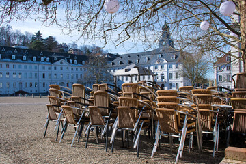 Lockdown, Stühle und Tische gestapelt vor dem Saarbrückener Rathaus