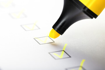 Yellow marker with markers on the checklist sheet.