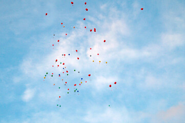 Luftballons der Liebe entschwinden im weiten Himmel