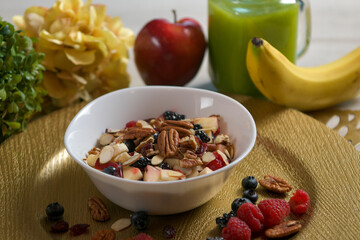 plato de cereal con fruta y frutos secos