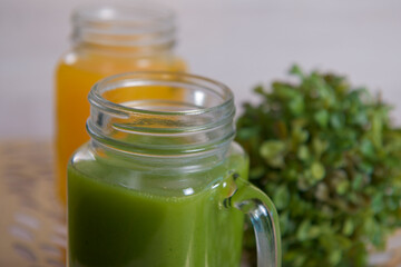 Jugo verde y jugo de naranja