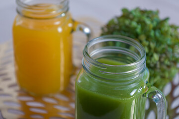 Jugo verde y jugo de naranja