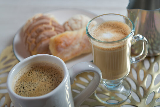 Caf&eacute; con leche o latte y pan dulce