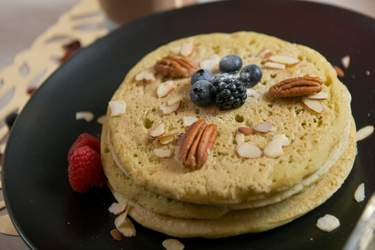plato de hot cakes con nuez y frutos rojos