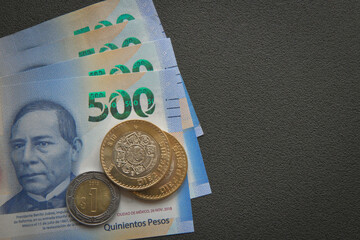 Dos mil veintiuno pesos mexicanos en billetes y monedas