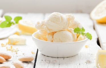 Zitronen Eis Eiscreme mit Mandelmilch Vegan Sorbet - obrazy, fototapety, plakaty