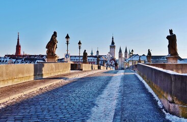 Würzburg im Winter: Alte Mainbrücke und Altstadt