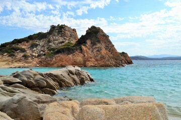 Fototapeta na wymiar plage et roche en Sardaigne