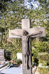 großes Steinkreuz mit Jesus 