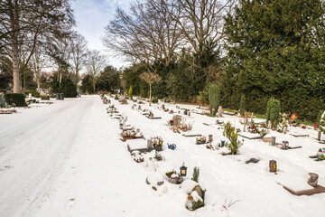 Blick &uuml;ber einen Schneebedeckten Friedhof