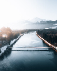 Salzach mit Brücke und Aussicht auf die Berge.