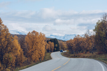 Ośnieżone szczyty i jesienna tundra © Rozalia