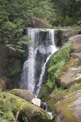 Wasserfall auf moosbewachsenem Felsen