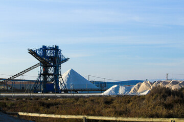 Fototapeta na wymiar Salt mountains next to machinery in Spain