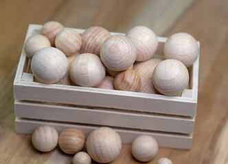 Viele Holzkugeln in einer Holzkiste