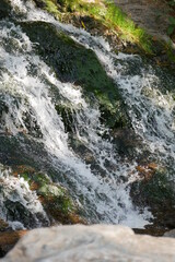 Wasserfall auf moosbewachsenem Felsen