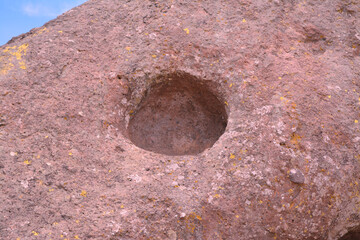 Fondo de roca con orificio esférico en el centro