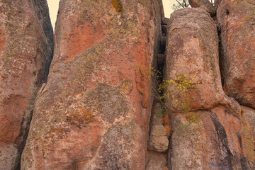 Fondo de rocas gigantes apiladas verticalmente