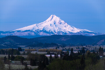 Fototapeta na wymiar Volcanic Mount Hood standing tall in the dawn light of Northern Oregon